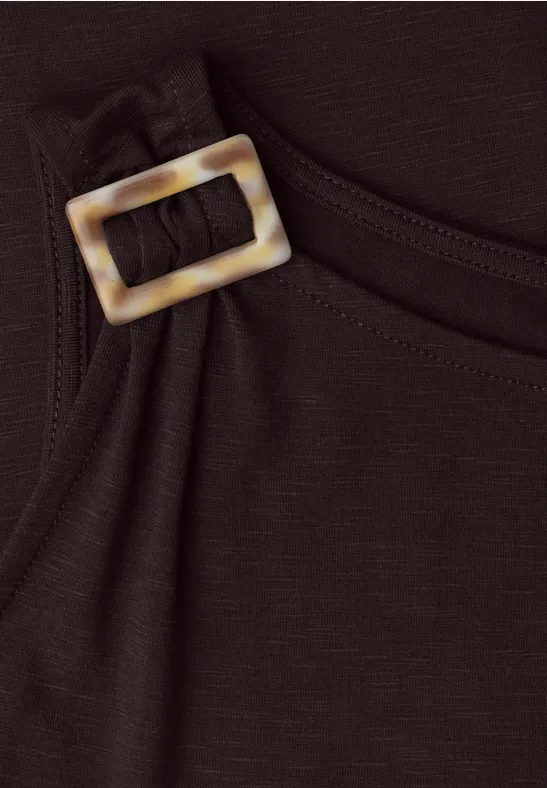 Tissu noir avec une fine sangle et une boucle rectangulaire beige à effet marbré.