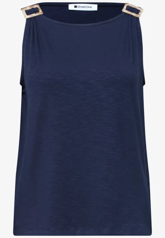 Donkerblauwe mouwloze top met gouden rechthoekige gespen op de schouderbanden.