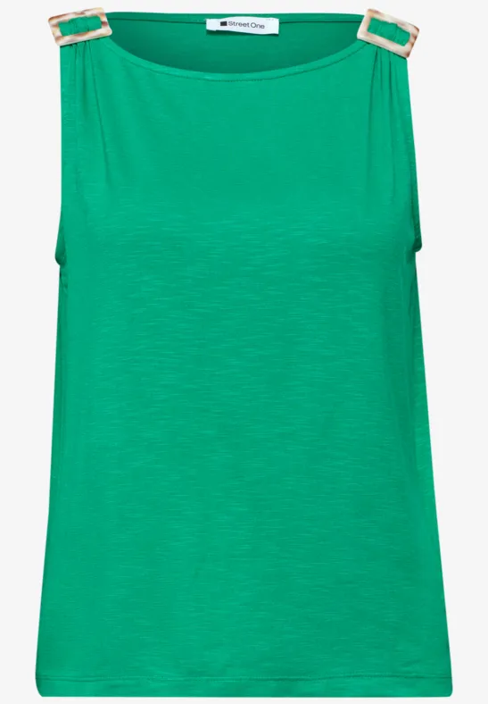 Groen mouwloos topje met gouden gespjes op de schouders.