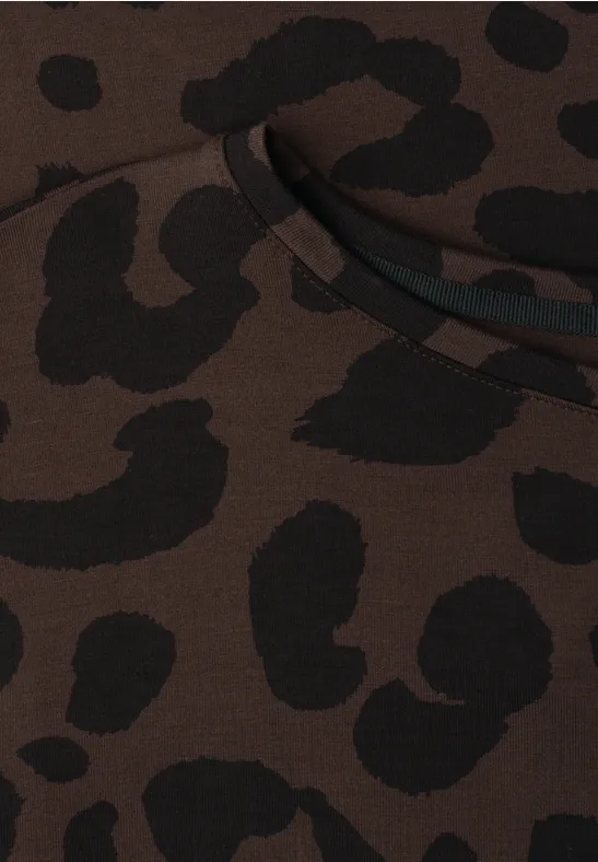 Close-up van een bruine trui met donker luipaardprint en zak