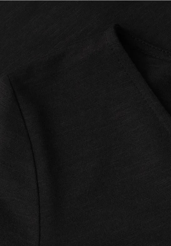 Close-up van een zwarte stoffen zak met stiksel