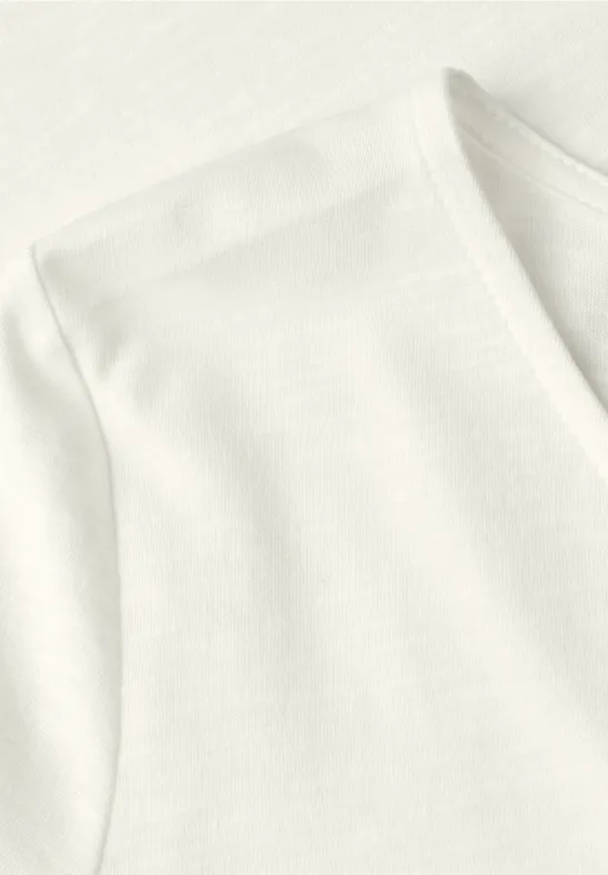 Close-up van een wit T-shirt met V-hals