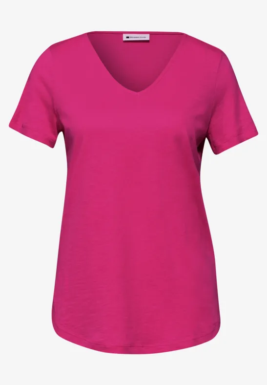 Een roze T-shirt met korte mouwen en V-hals, eenvoudig en effen, van voren gefotografeerd.