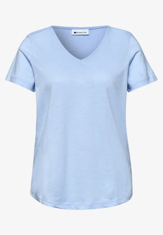Hellblaues Damen-T-Shirt mit V-Ausschnitt und kurzen Ärmeln.