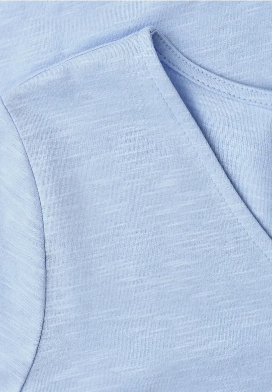 Nahaufnahme eines hellblauen V-Ausschnitt-Shirts mit feiner Melierung.