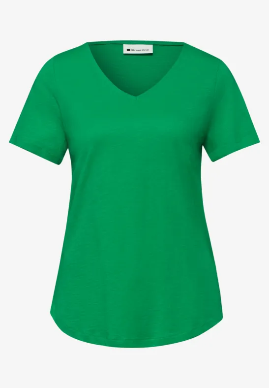 Een eenvoudig groen T-shirt met V-hals en korte mouwen.