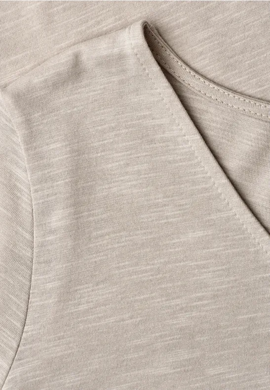 Nahaufnahme eines beigen V-Ausschnitt-T-Shirts aus feinem Jersey