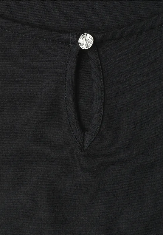 Zwart shirt met druppelhalsuitsparing en fonkelende strassknop.