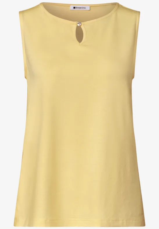Geel mouwloos shirtje met ronde hals en klein splitje aan de voorzijde.