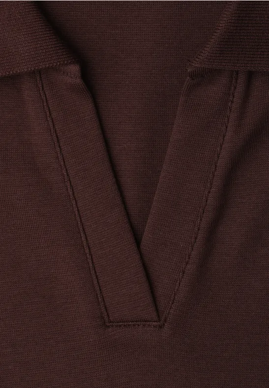 Bruine poloshirt met V-hals en fijne structuur.