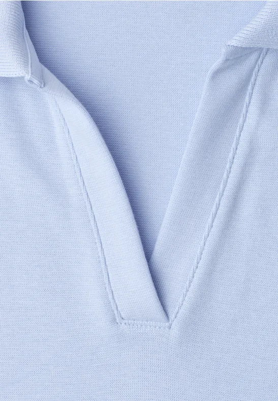 Close-up van een lichtblauw t-shirt met V-hals van gladde stof