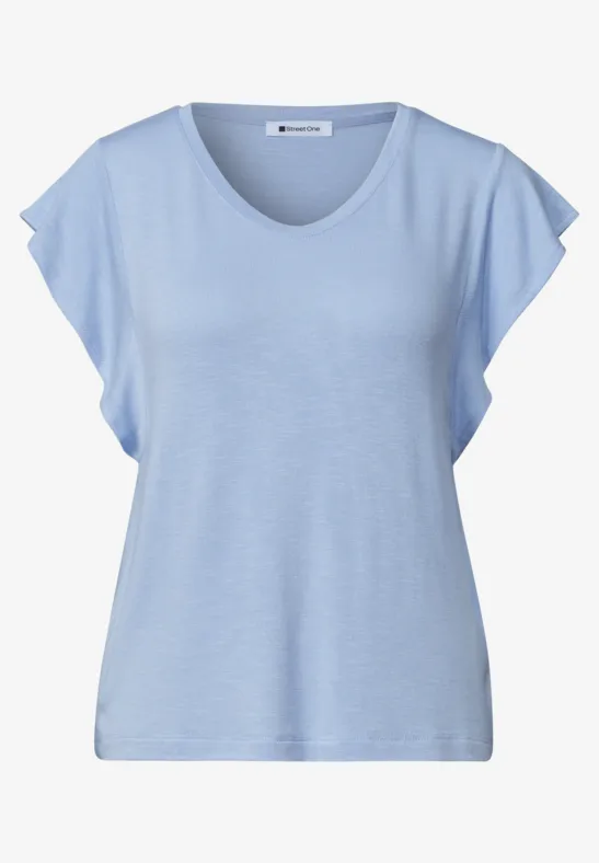 Lichtblauw dames-T-shirt met V-hals en korte, licht uitgewaaierde mouwen.