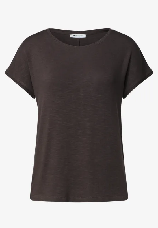 T-shirt marron foncé à manches courtes et encolure ronde, coupe simple et décontractée.
