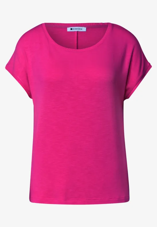 Een felroze T-shirt met korte mouwen en ronde hals.