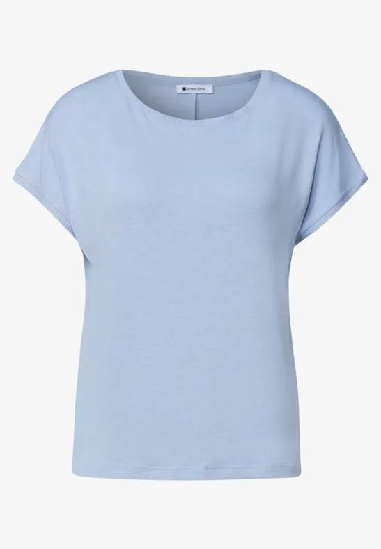 Hellblaues Damen-Shirt mit kurzen Ärmeln und Rundhalsausschnitt.