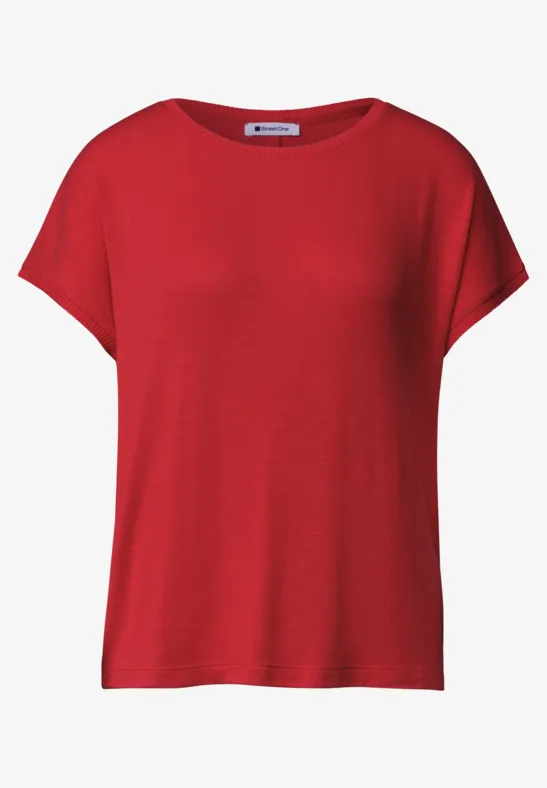 Czerwony T-shirt z krótkimi rękawami i okrągłym dekoltem na białym tle.
