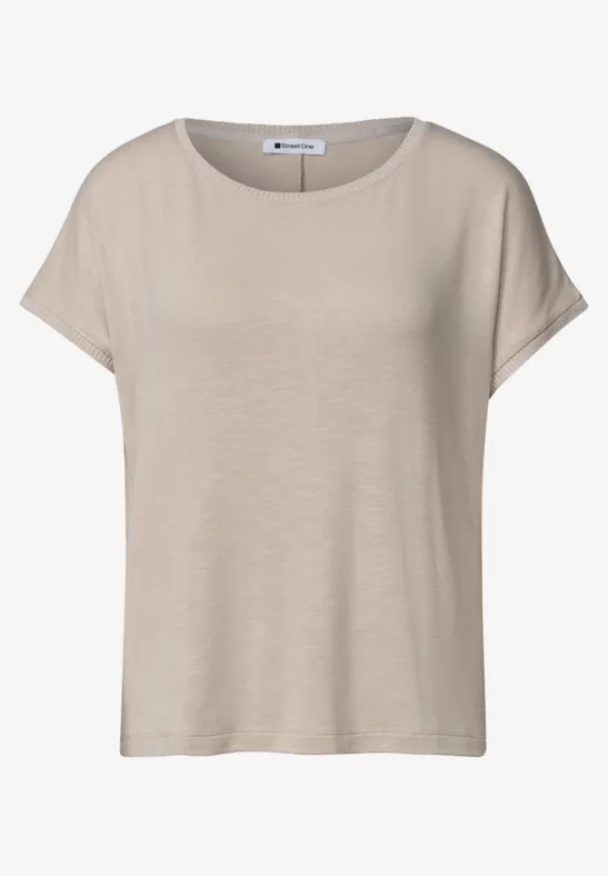 Prosty beżowy damski T-shirt z krótkimi rękawami i okrągłym dekoltem.