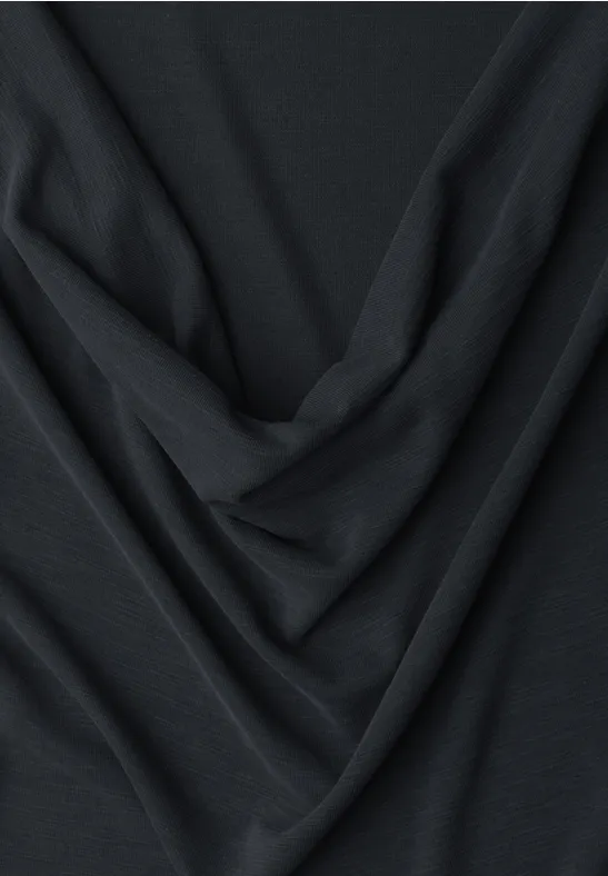 Zwart, licht geplooid textiel met zachte plooien