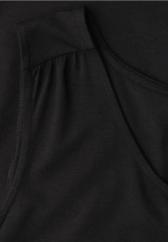 Schwarzes ärmelloses Sporttop aus elastischem, atmungsaktivem Stoff mit Rundhalsausschnitt.