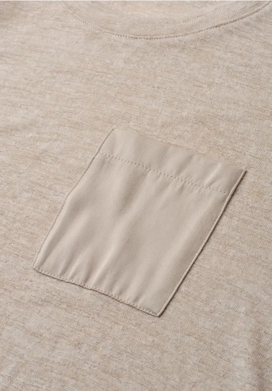Beiges T-Shirt mit rundem Ausschnitt und aufgesetzter Brusttasche aus glattem Stoff.