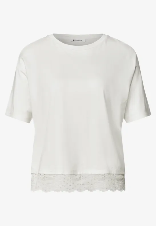 Witte T-shirt met korte mouwen en kanten rand aan de onderkant.