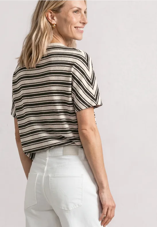 Frau von hinten in gestreiftem T-Shirt und weißen Jeans