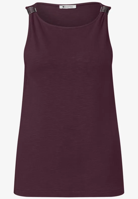 Mouwloos bordeaux topje met ronde hals en subtiele knoopdetails op de schouders.