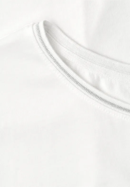 Close-up van een wit katoenen T-shirt, ronde hals en zichtbare naad