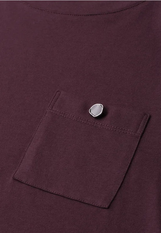 Dunkelviolettes T-Shirt mit Brusttasche und silbernem Druckknopf
