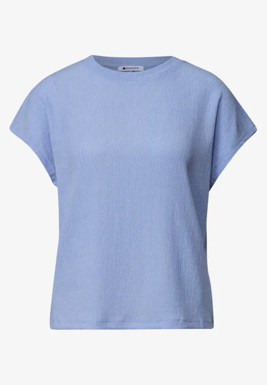Hellblaues Damen-Shirt mit kurzen Ärmeln und rundem Ausschnitt.