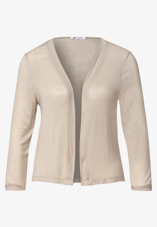 Beiger, offener Damen-Cardigan mit 3/4-Ärmeln aus feinem, leichtem Strickmaterial.
