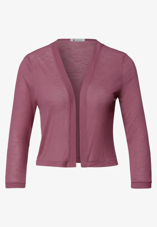 Ein kurzes, rosafarbenes Strick-Bolero mit 3/4-Ärmeln, leicht und offen geschnitten.