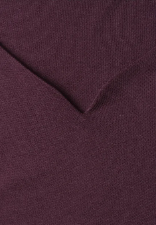 Un tissu violet foncé avec un pli prononcé et une texture douce.