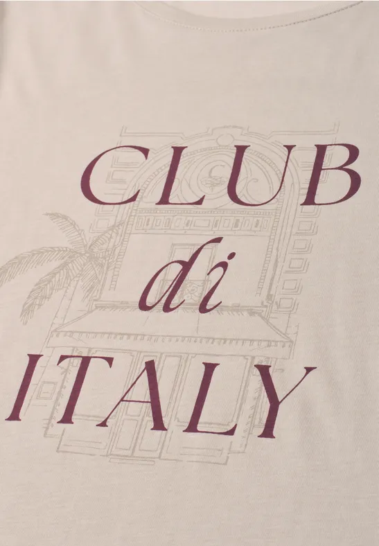 Beige T-shirt met bordeauxrode tekst 'CLUB di ITALY' en schetsachtig palm- en gebouwmotief op de achtergrond.