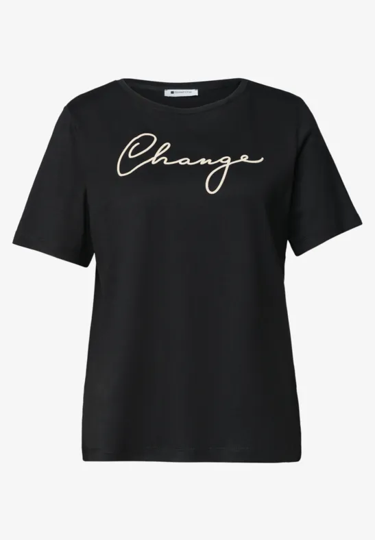 Zwart T-shirt met witte tekst Change in kalligrafische stijl.