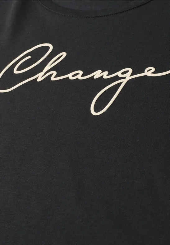 Zwart T-shirt met beige opschrift 'Change' in sierlijk schrift.