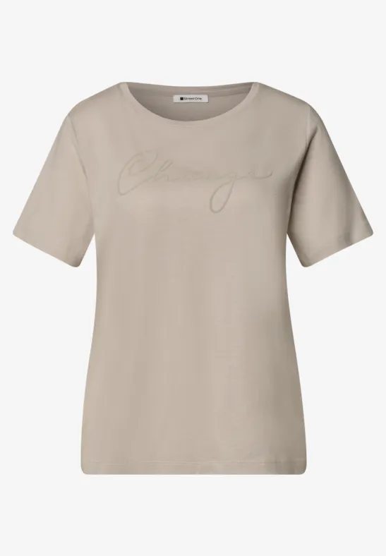 Beiges T-Shirt mit Rundhalsausschnitt und kurzen Ärmeln, dezentes Schriftzug-Detail auf der Vorderseite.