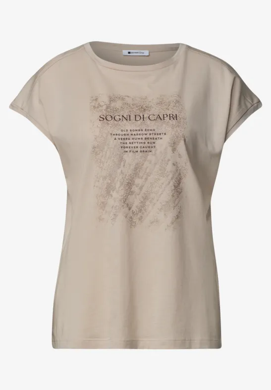 Beiges Damen-T-Shirt mit kurzen Ärmeln und dezentem Schriftzug-Print vorne.