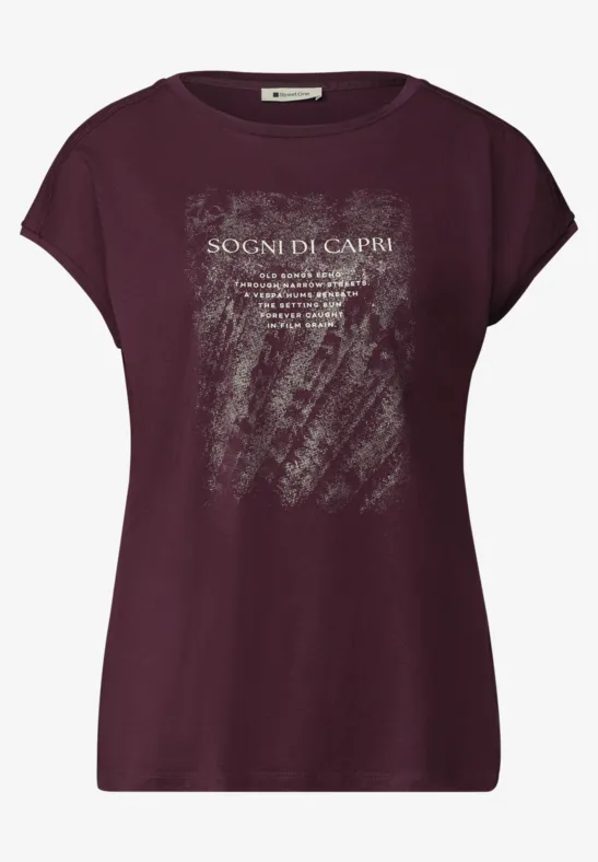 Bordeauxfarbenes T-Shirt mit Rundhalsausschnitt, Schriftzug 'SOGNI DI CAPRA' und abstraktem Scribble-Muster.