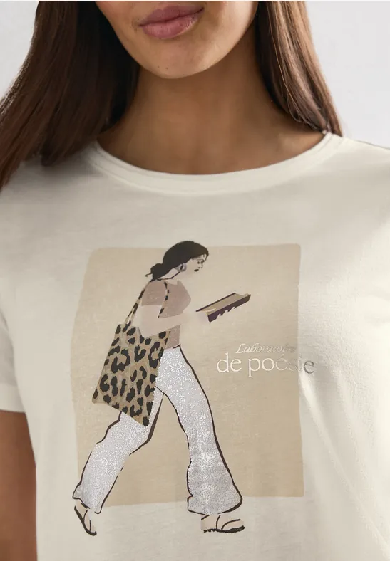 Beige T-Shirt mit Illustration einer Frau, die ein Buch liest und eine Leoparden-Tasche trägt.