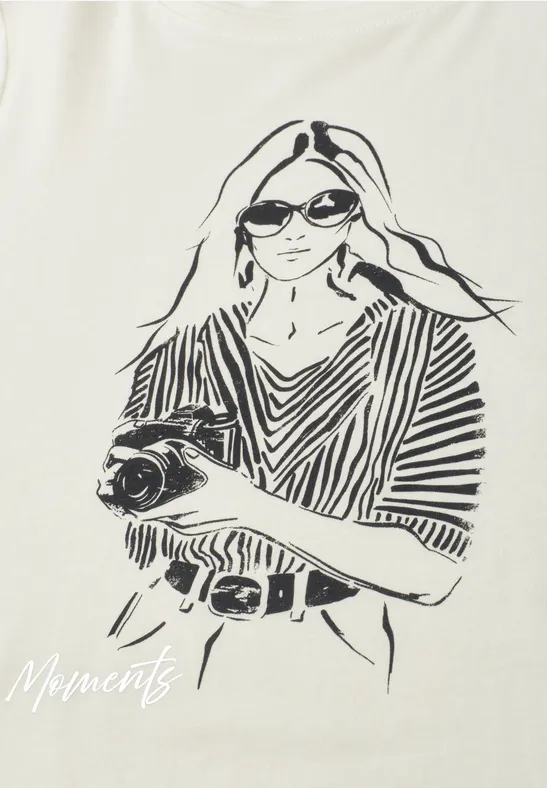 Stilisiertes Line-Art einer Frau mit Kamera in der Hand und gestreiftem Oberteil auf hellem Hintergrund