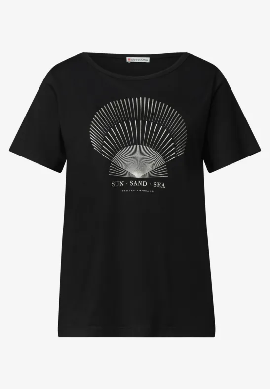 Zwart T-shirt met halve zonprint en de tekst ‘SUN·SAND·SEA’ op de voorkant.