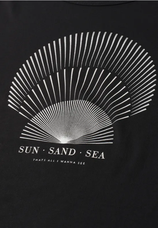 Zwart T-shirt met witte, abstracte schelpenspiraal en tekst 'SUN · SAND · SEA'.