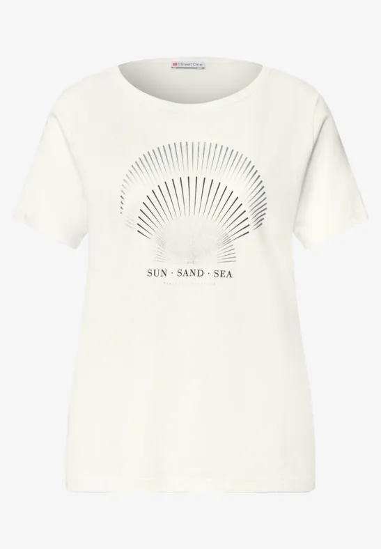 Weißes T-Shirt mit minimalistischem Sonnen-Logo und dem Schriftzug 'SUN SAND SEA' vorne.