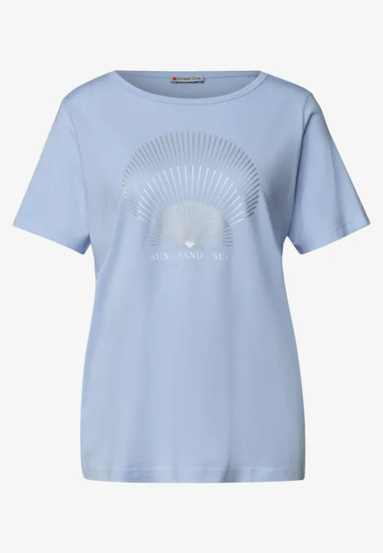 Lichtblauw T-shirt met wit zonontwerp en de tekst ‘To The Sun’.