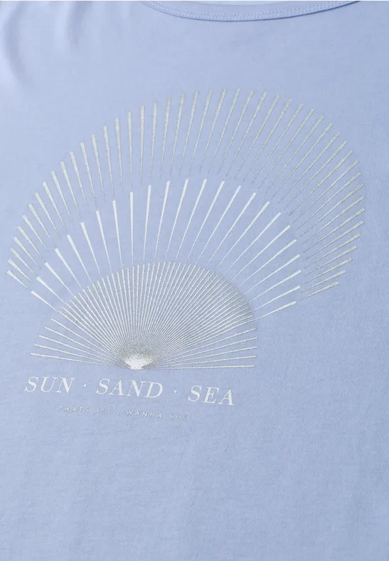 Lichtblauw T-shirt met gouden schelp, stralen en opschrift 'SUN SAND SEA'.