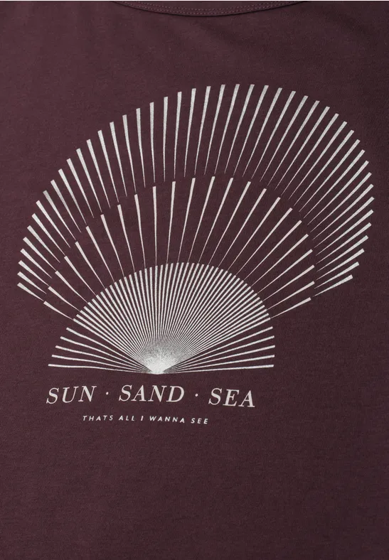 Dunkelrotes T-Shirt mit minimalistischer Muschelgrafik aus Linien und dem Schriftzug "SUN · SAND · SEA".