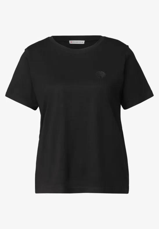 Schlichtes schwarzes, kurzärmeliges Damen-T-Shirt mit rundem Ausschnitt und minimalem Logo auf der Brust.