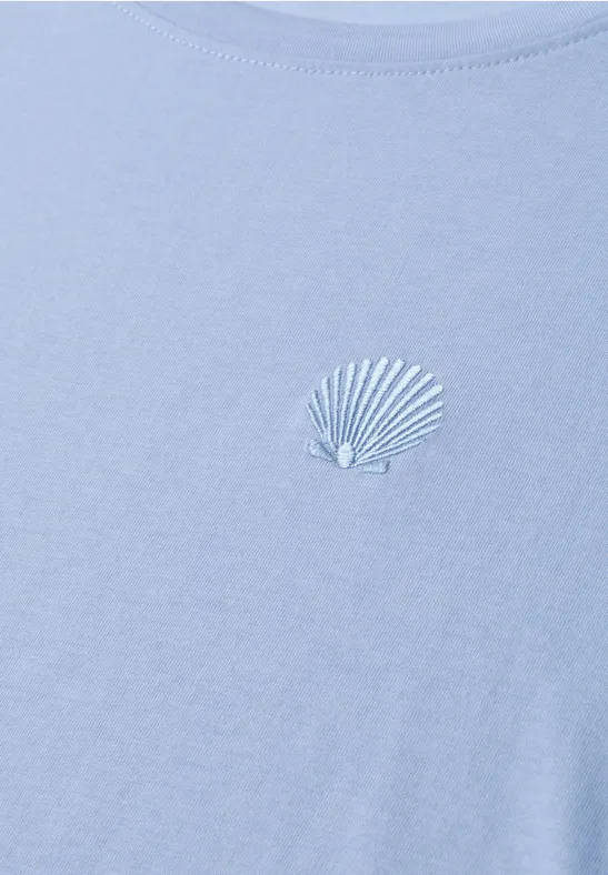 Hellblaues T-Shirt mit kleinem Muschel-Stickmotiv auf der Brust
