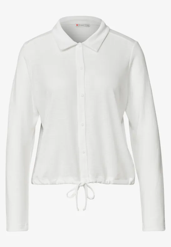 Witte blouse met kraag, volledige knoopsluiting en trekkoordzoom.